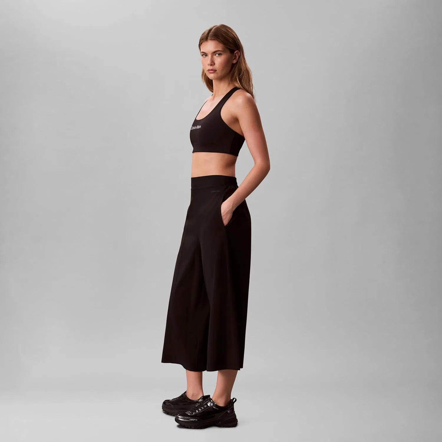 Женские брюки-капри Calvin Klein для поездок на работу и обратно, с широкими штанинами — фото 3