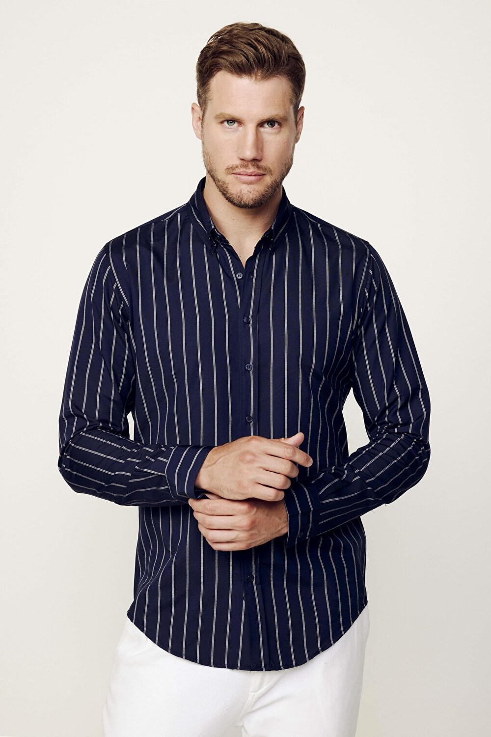 

Приталенная хлопковая рубашка в полоску темно-синего цвета, которую легко гладить TUDORS