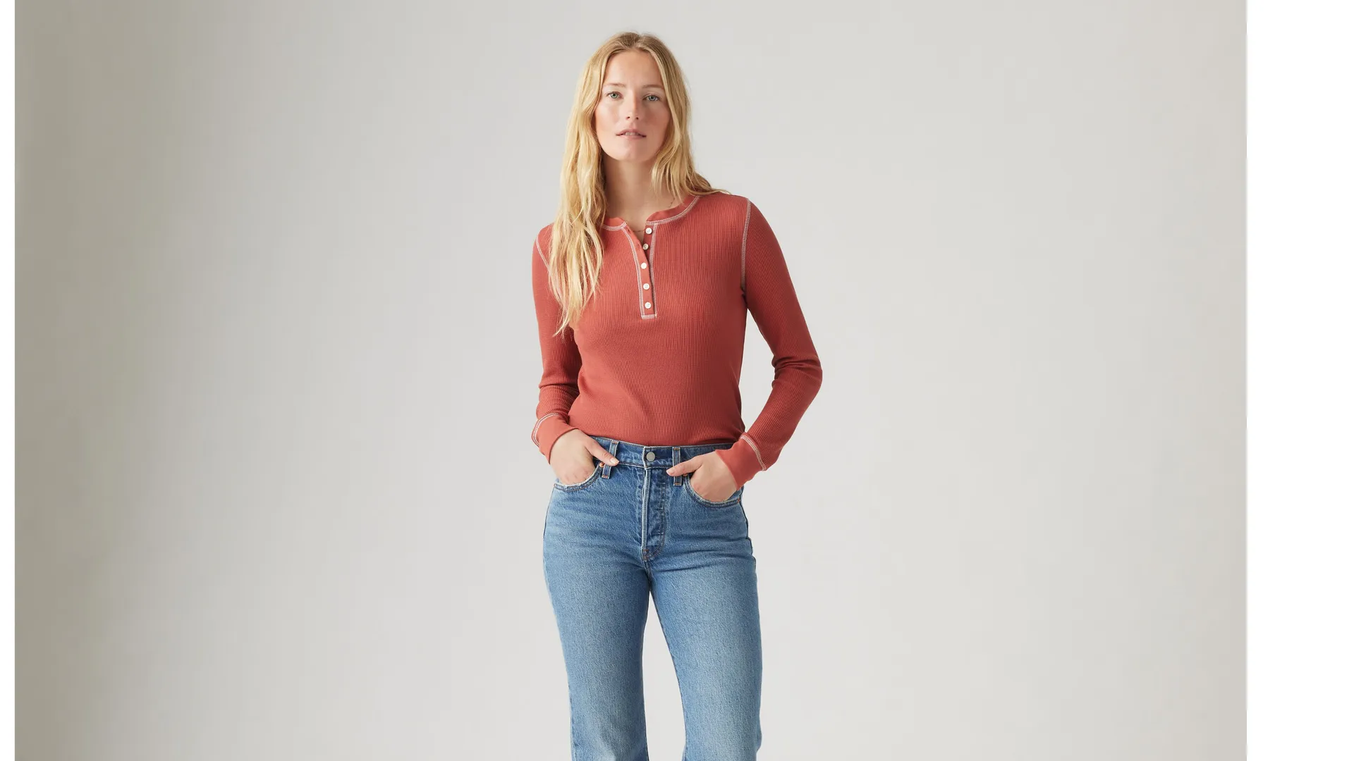 

Джейкоб Хенли Levi's, красный