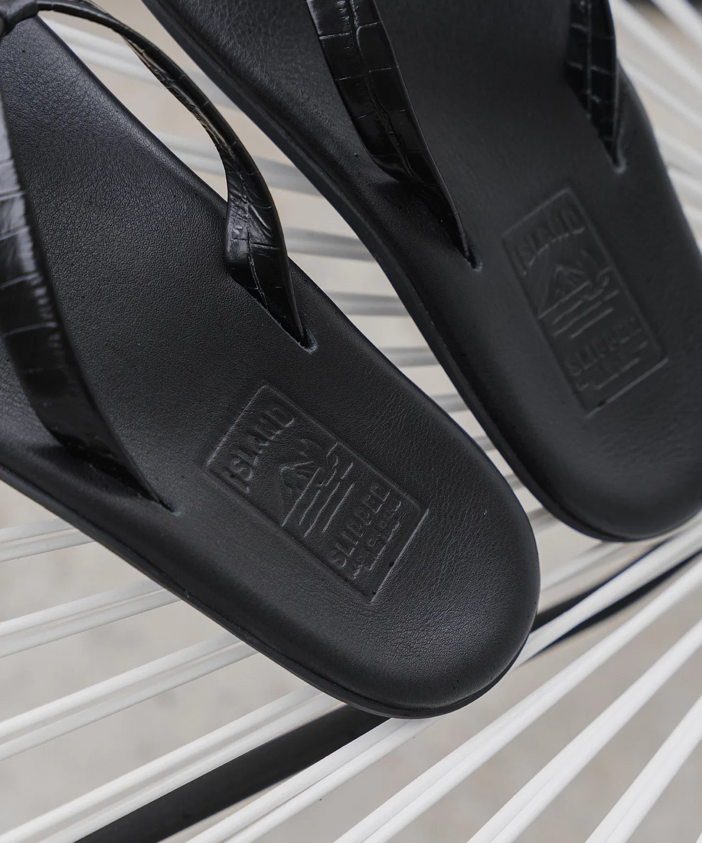 Унисекс сандалии с узким ремешком из кожи ISLAND SLIPPER с тиснением под крокодила чёрные — фото 4