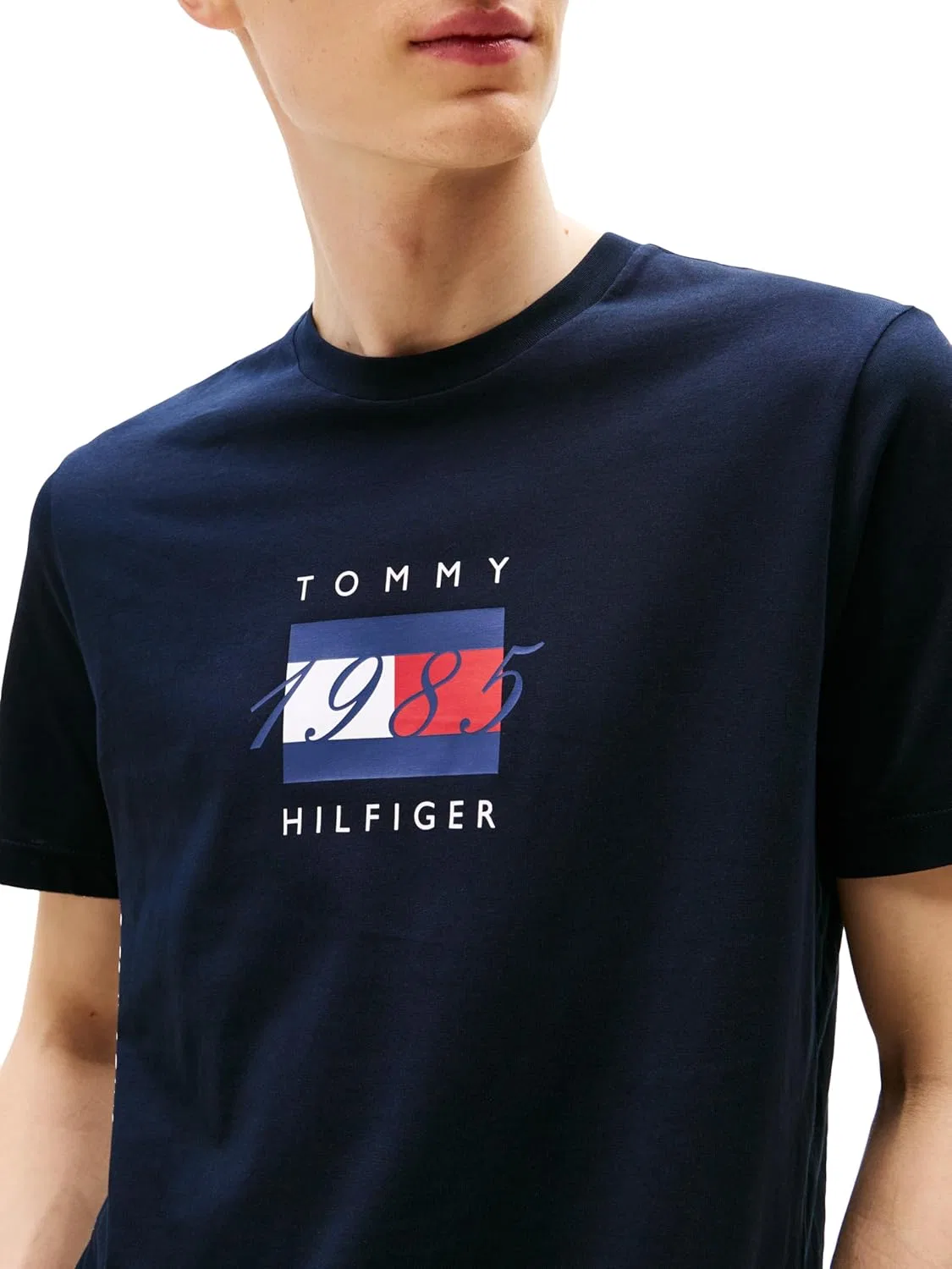 Мужская хлопковая футболка с коротким рукавом Tommy Hilfiger с графическим принтом в виде линейного флага — фото 2