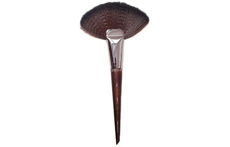 Кисть для пудры #124#128#130#134 MAKE UP FOR EVER, #134 Fan-Shaped Excess Powder Brush