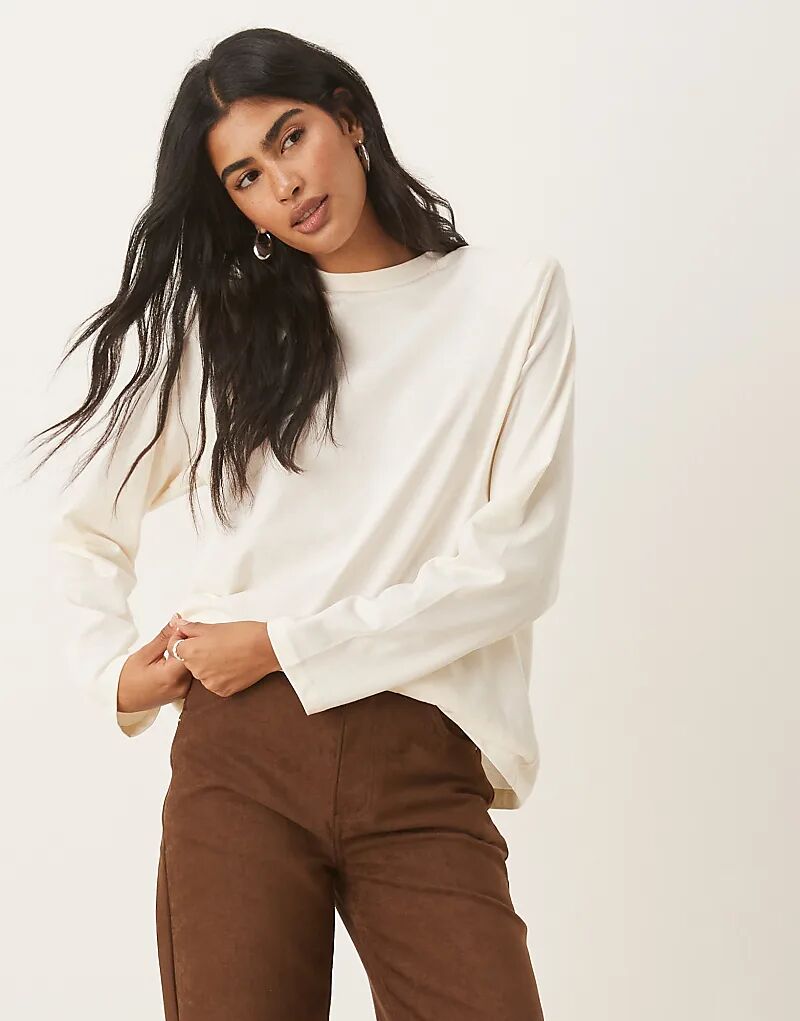 

Топ ASOS DESIGN с длинными рукавами, круглым вырезом и подплечниками, кремового цвета