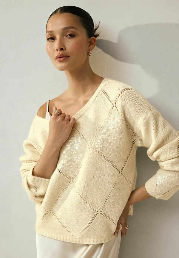 

Джемпер прямого кроя с открытыми плечами, украшенный пайетками и ромбовидным узором. Next, Ecru