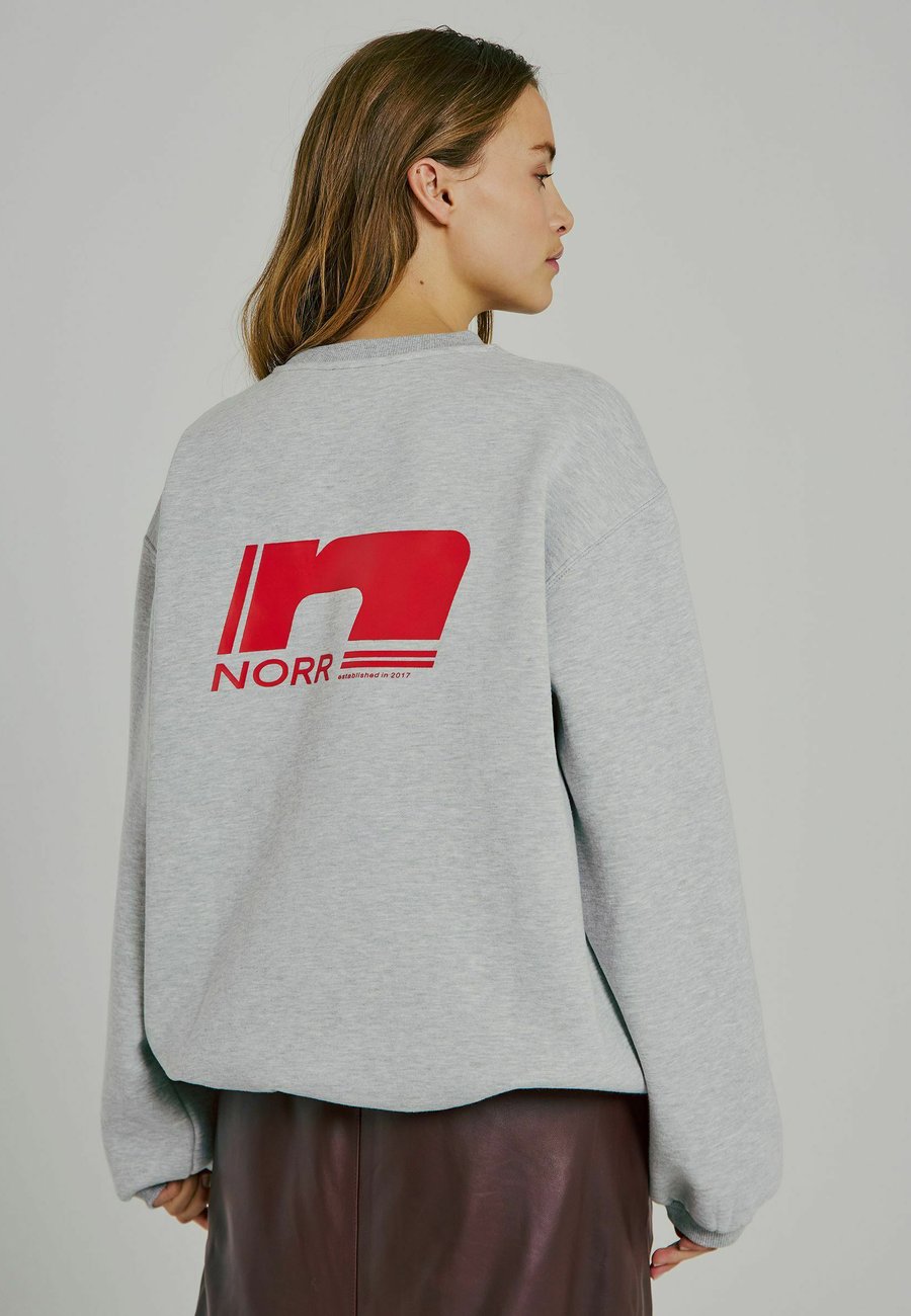 

Толстовка NORR DAPHINE , Light Grey W. Red Print/Light Grey
