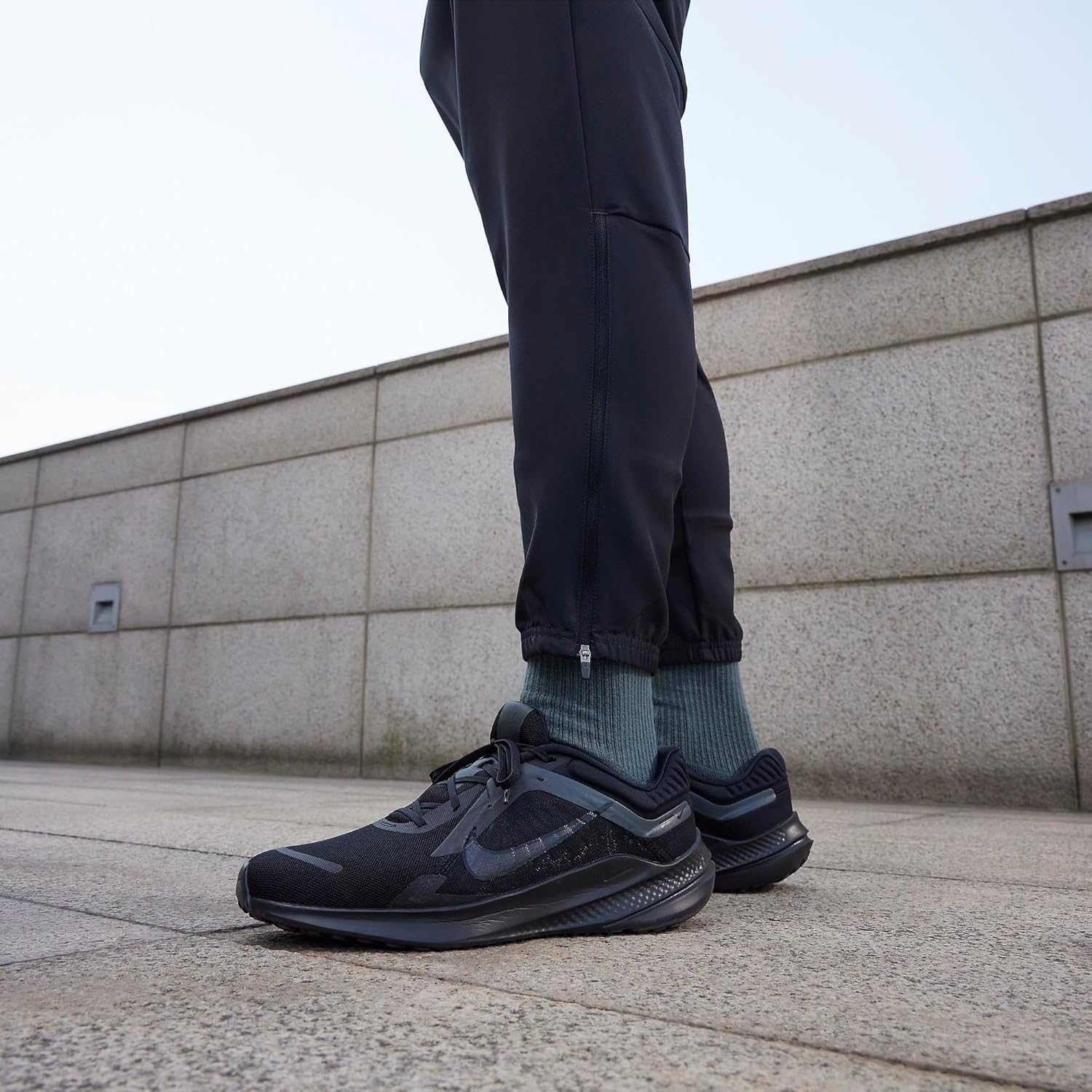 Мужские тренировочные кроссовки Nike Quest 5, черный/серый — фото 4