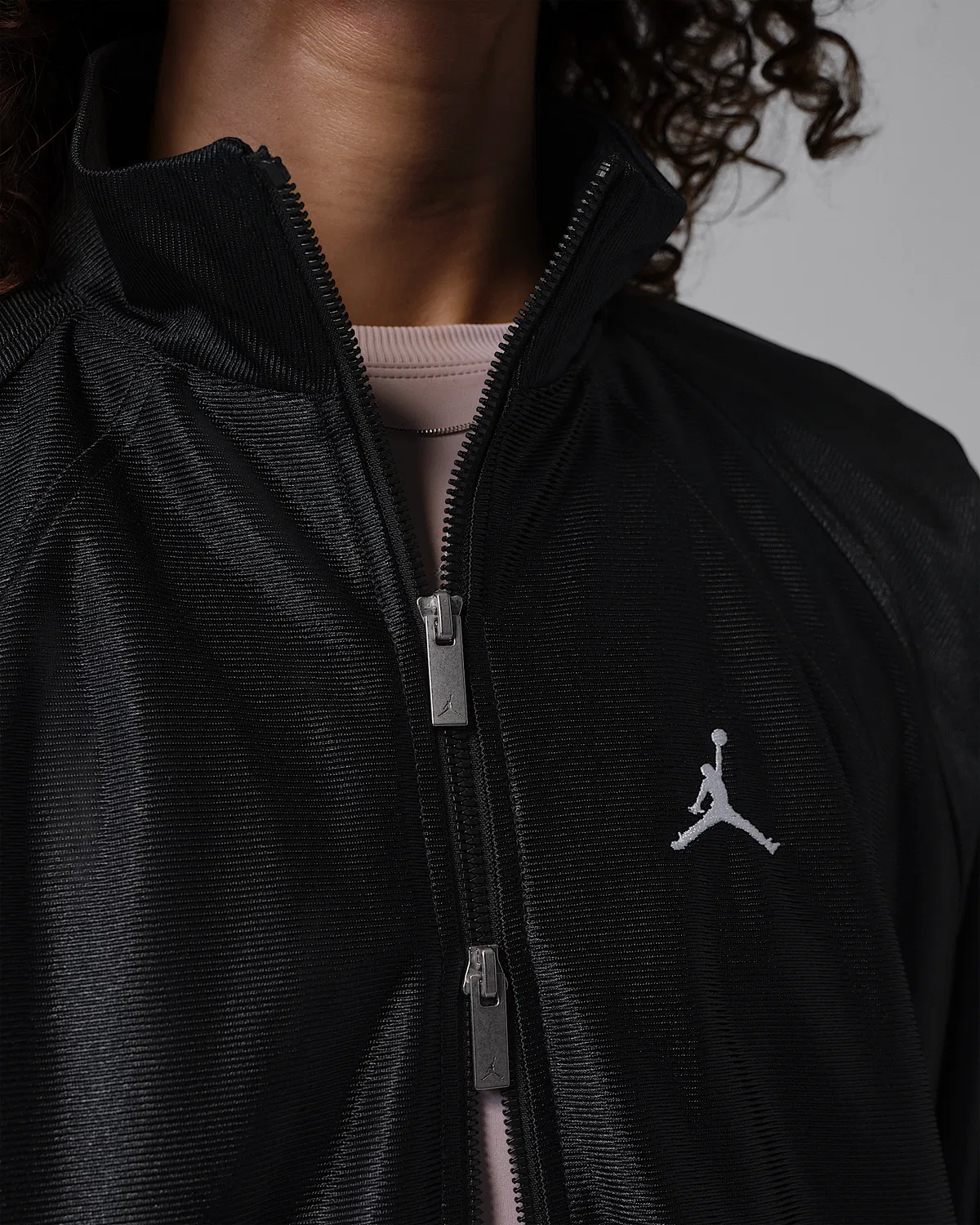 Женская ветровка DuraSheen Track Jacket Jordan Brooklyn, Black/Infrared 23/White — фото 4