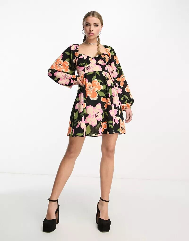 

Черное короткое приталенное платье в стиле бэби-долл ASOS с открытой спиной, деталями в виде годе и крупным цветочным принтом