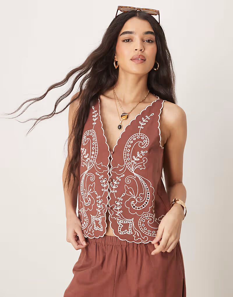 

Жилет из льняной смеси ASOS DESIGN с фестончатым краем и вышивкой шоколадного цвета