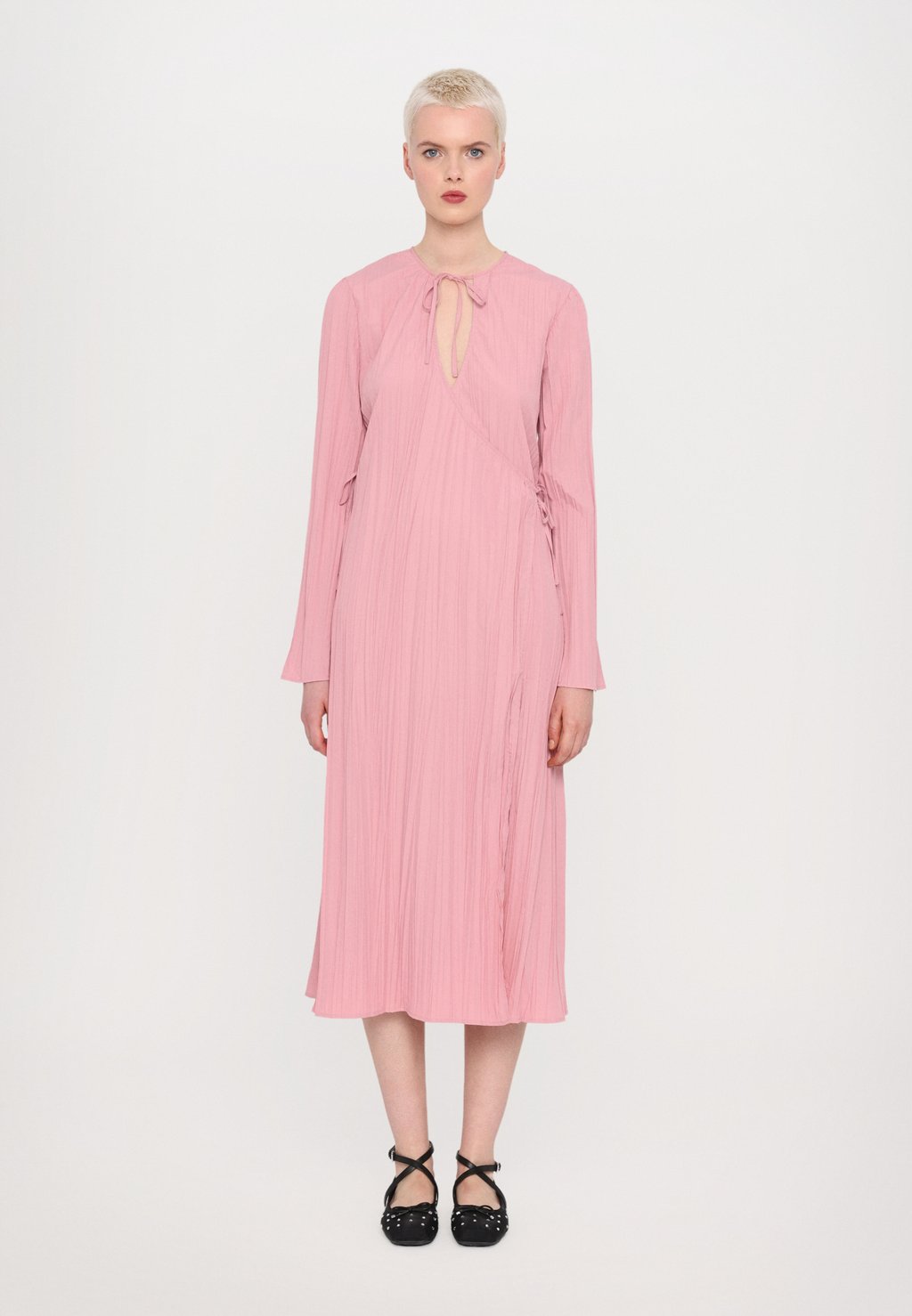 

Повседневное платье PLEATED LONG SLEEVE WRAP TIE DRESS Stine Goya, розовый