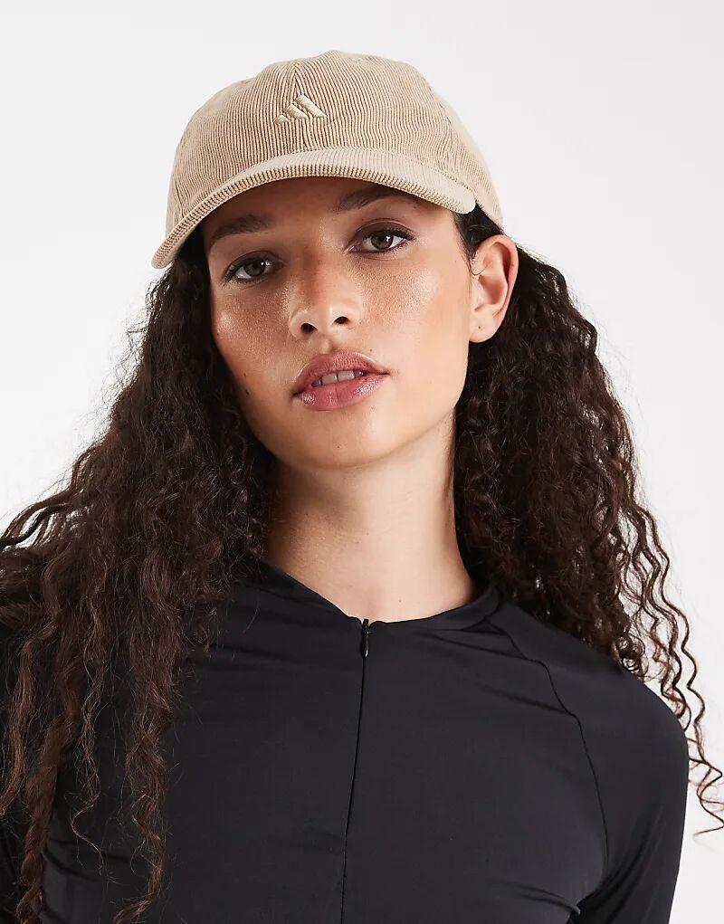 

Вельветовая бейсболка Adidas Training песочного цвета