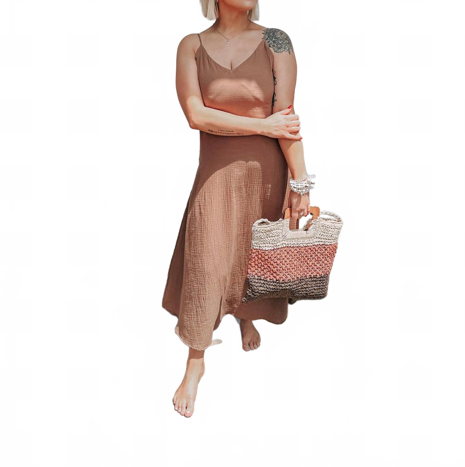 

Платье Harleigh в цвете мокко AEMI + CO, мокко