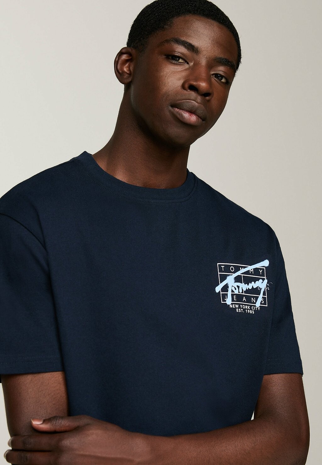 

Футболка с принтом GRAFFITI SIGNATURE LOGO Tommy Jeans, темно-синий