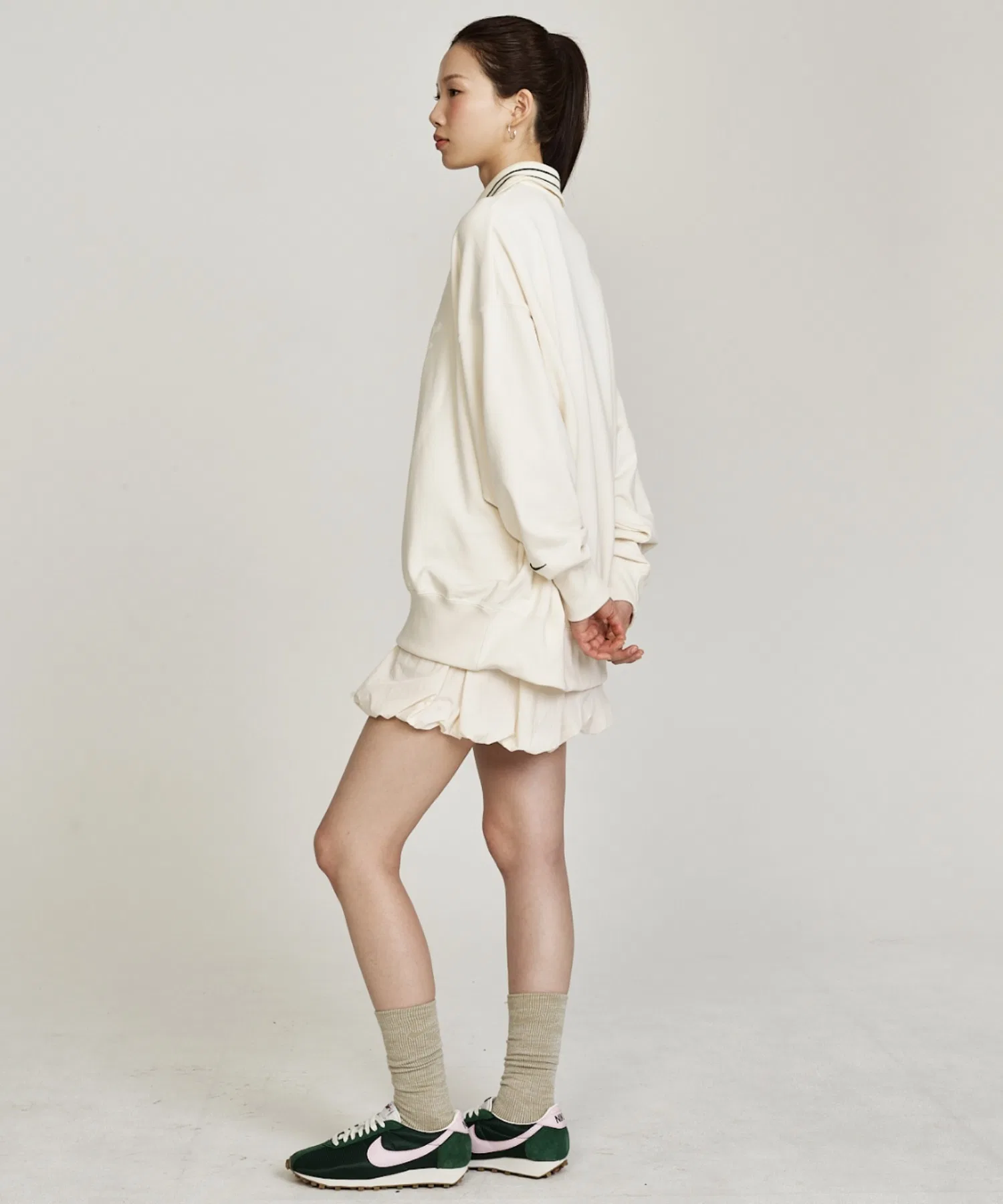 Женская флисовая поло-рубашка Nike Sportswear Oversized с застежкой-молнией на четверть длины IQ3943-110, цвет бледно-слоновой кости. — фото 3