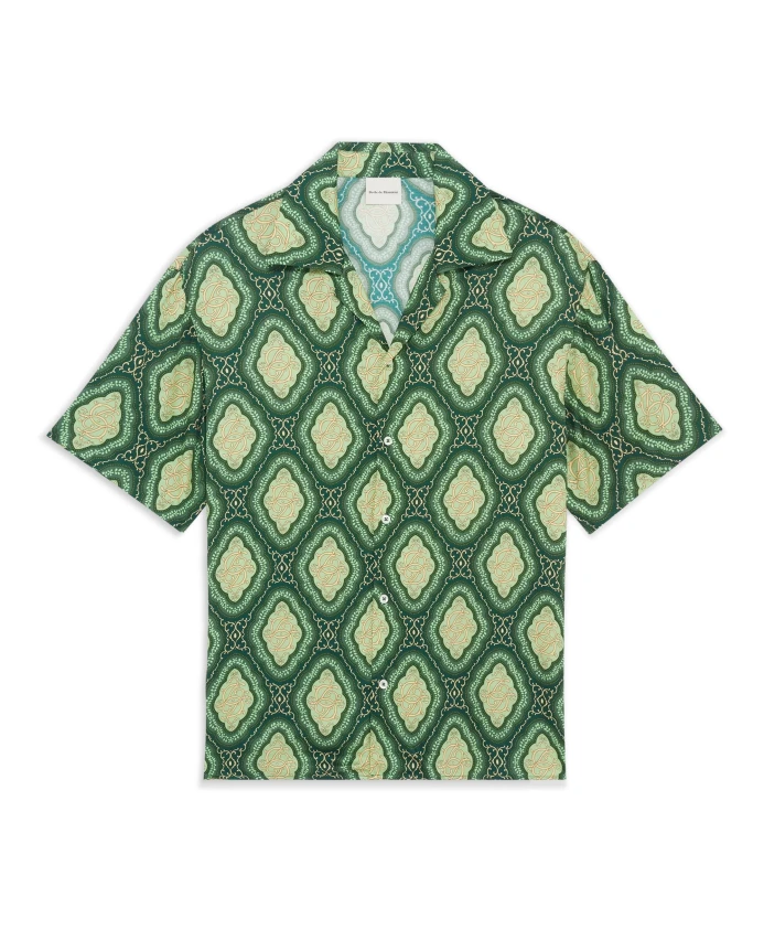 

Зеленая рубашка с принтом в виде медальонов по всей поверхности. Drole De Monsieur, зеленый