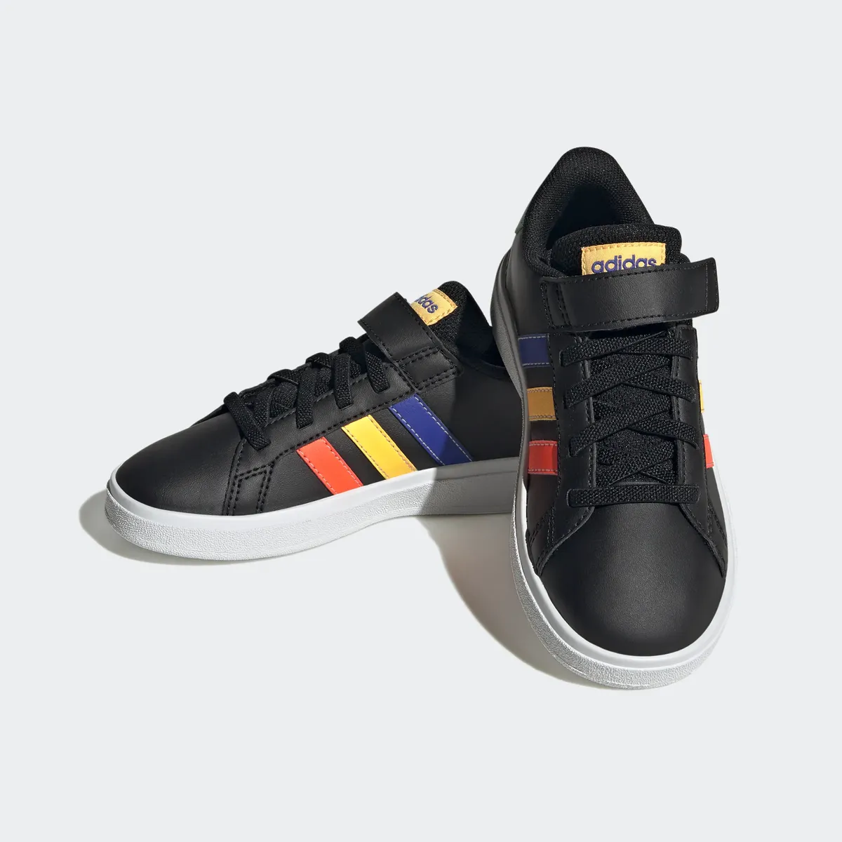 

Кроссовки Adidas Sportswear "GRAND COURT COURT ELASTIC LACE AND TOP STRAP", дизайн по стопам суперзвезды Adidas, цвет Core Black / Lucid Blue / Court Green