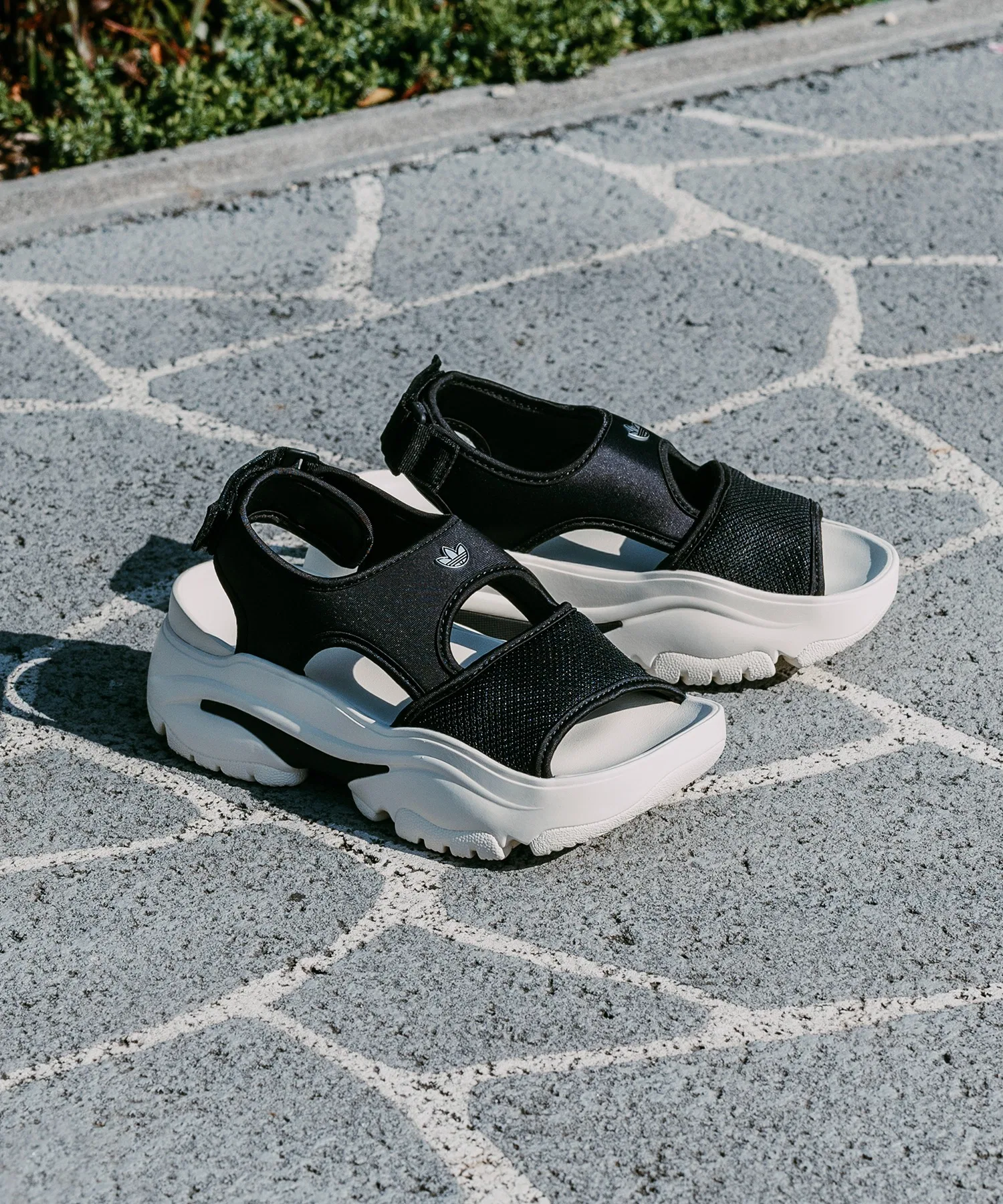 Унисекс сандалии Adidas Ozgaia Originals на толстой подошве белые — фото 3