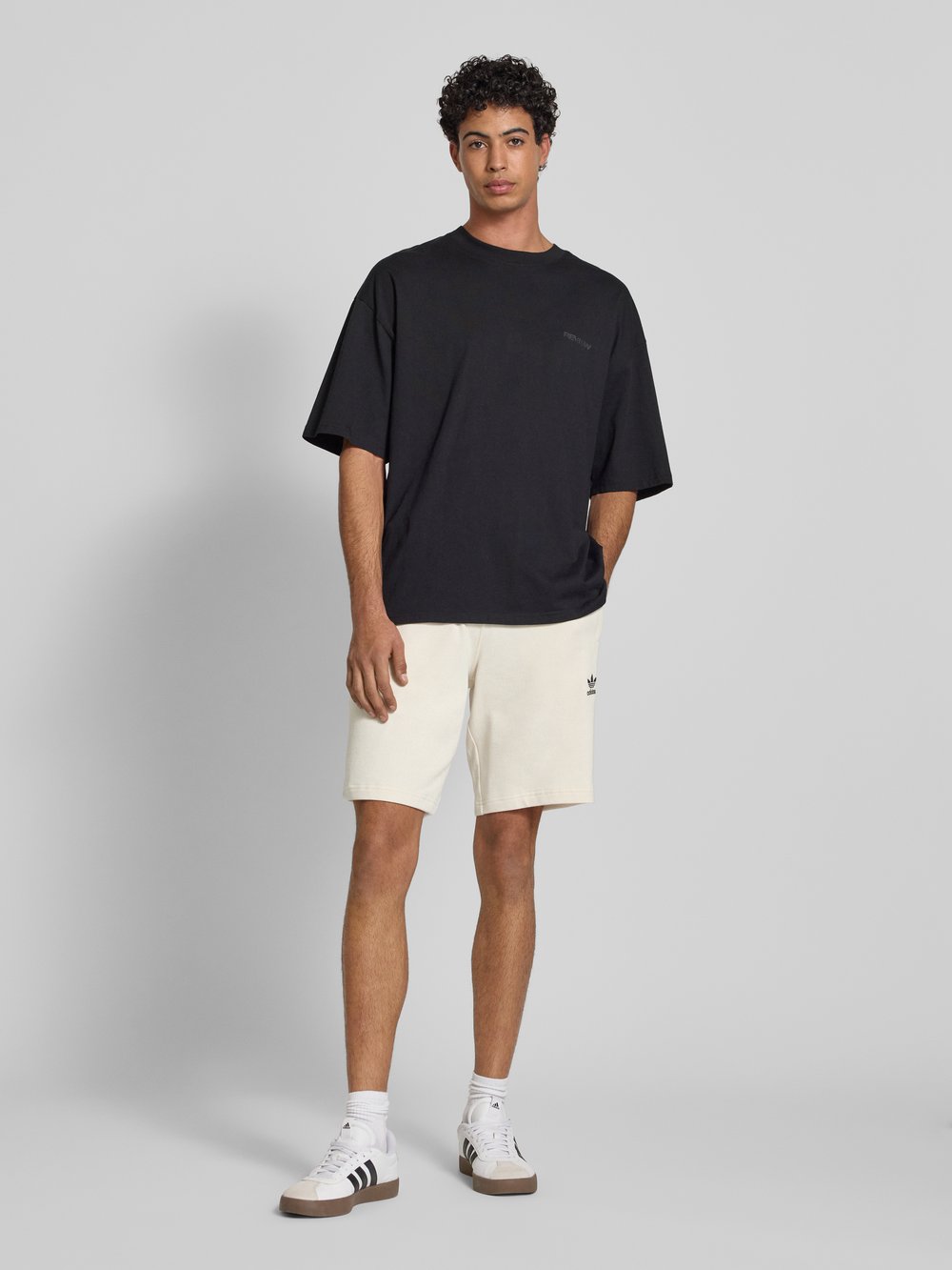 

Спортивные шорты классического кроя с этикетками adidas Originals, кремовый