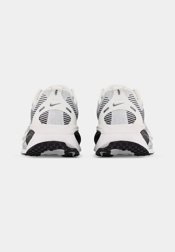 Кроссовки для бега по шоссе Nike Performance Vomero 18, белый с серебристым, черным и светло-бежевым — фото 4