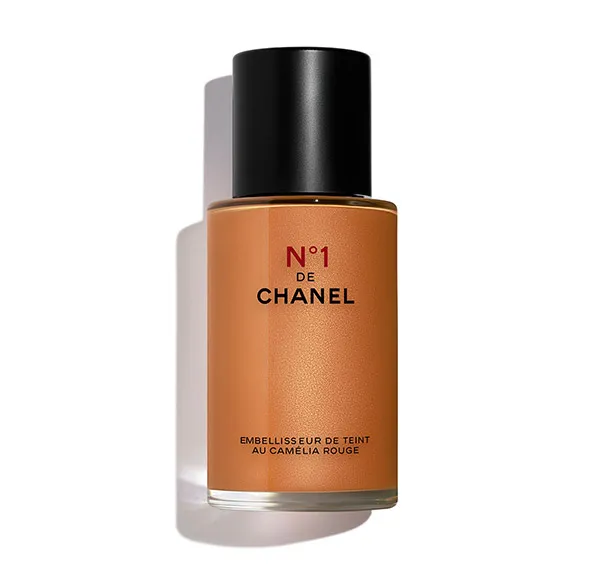 

ОБЕСПЕЧИВАЕТ ЯРКОСТЬ - ОБЪЕДИНЯЕТ - СОВЕРШЕНСТВУЕТ Nº1 DE CHANEL EMBELLISSEUR DE TEINT Chanel, цвет medium coral