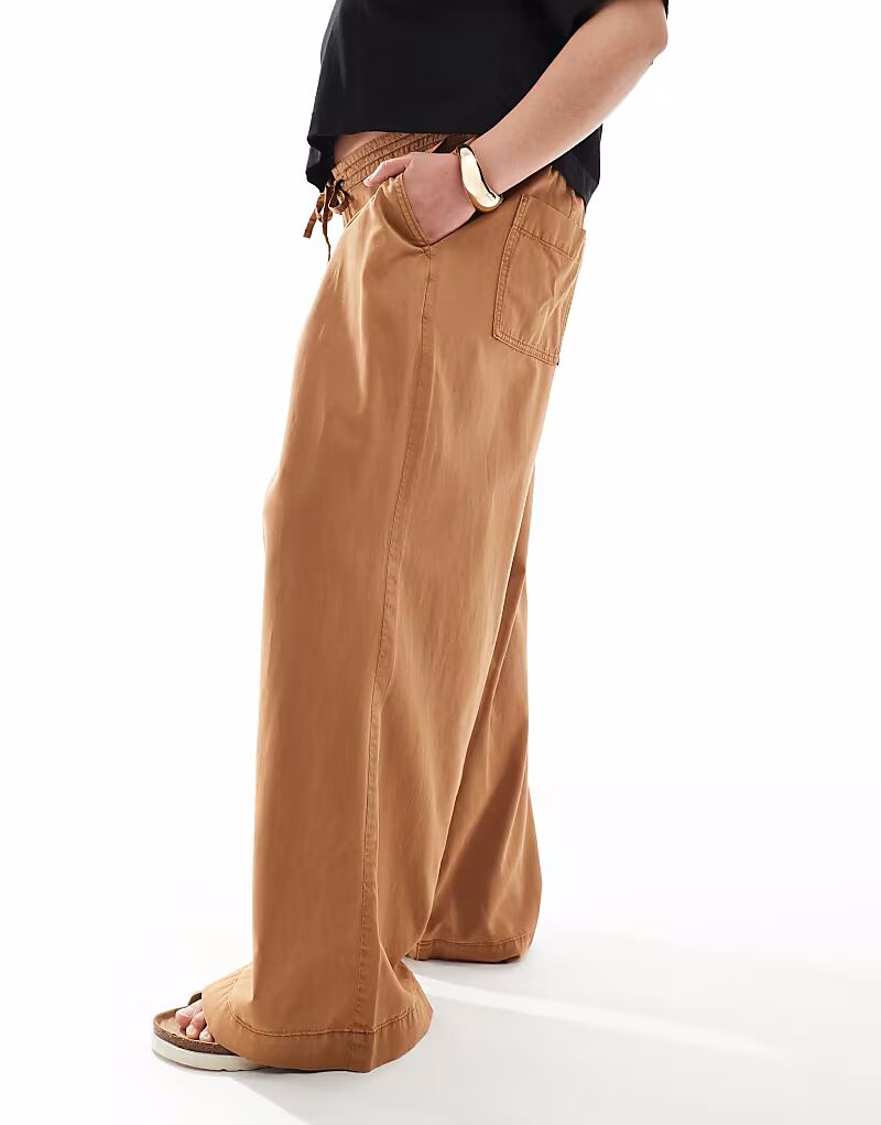 

Широкие брюки ASOS DESIGN Curve в стираном карамельном цвете с эффектом мягкости