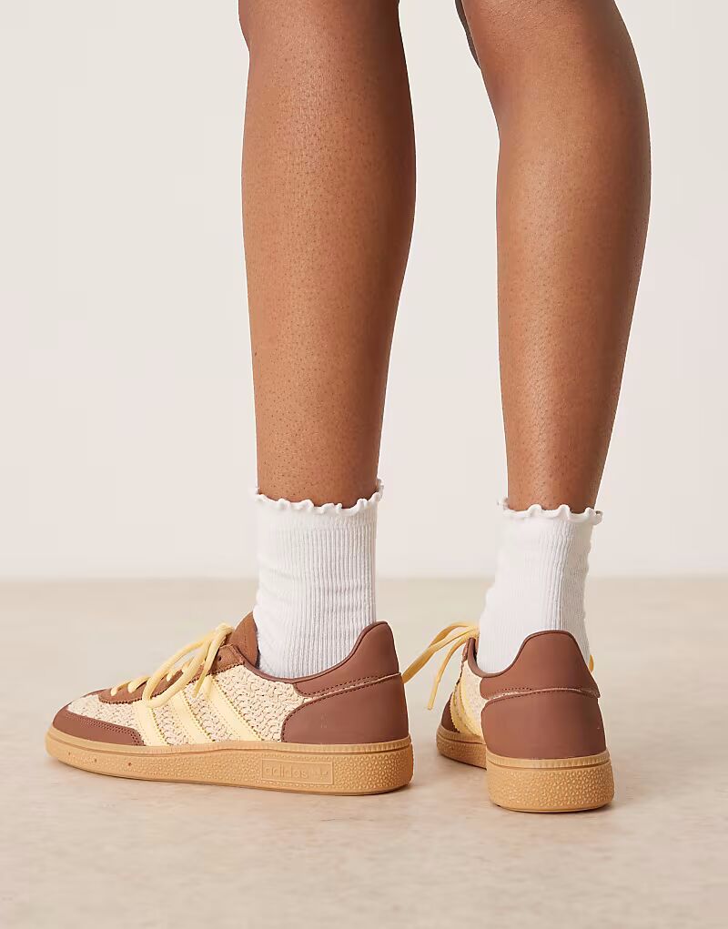 Кроссовки Adidas Originals Handball Spezial коричневого и желтого цвета с резиновой подошвой — фото 4