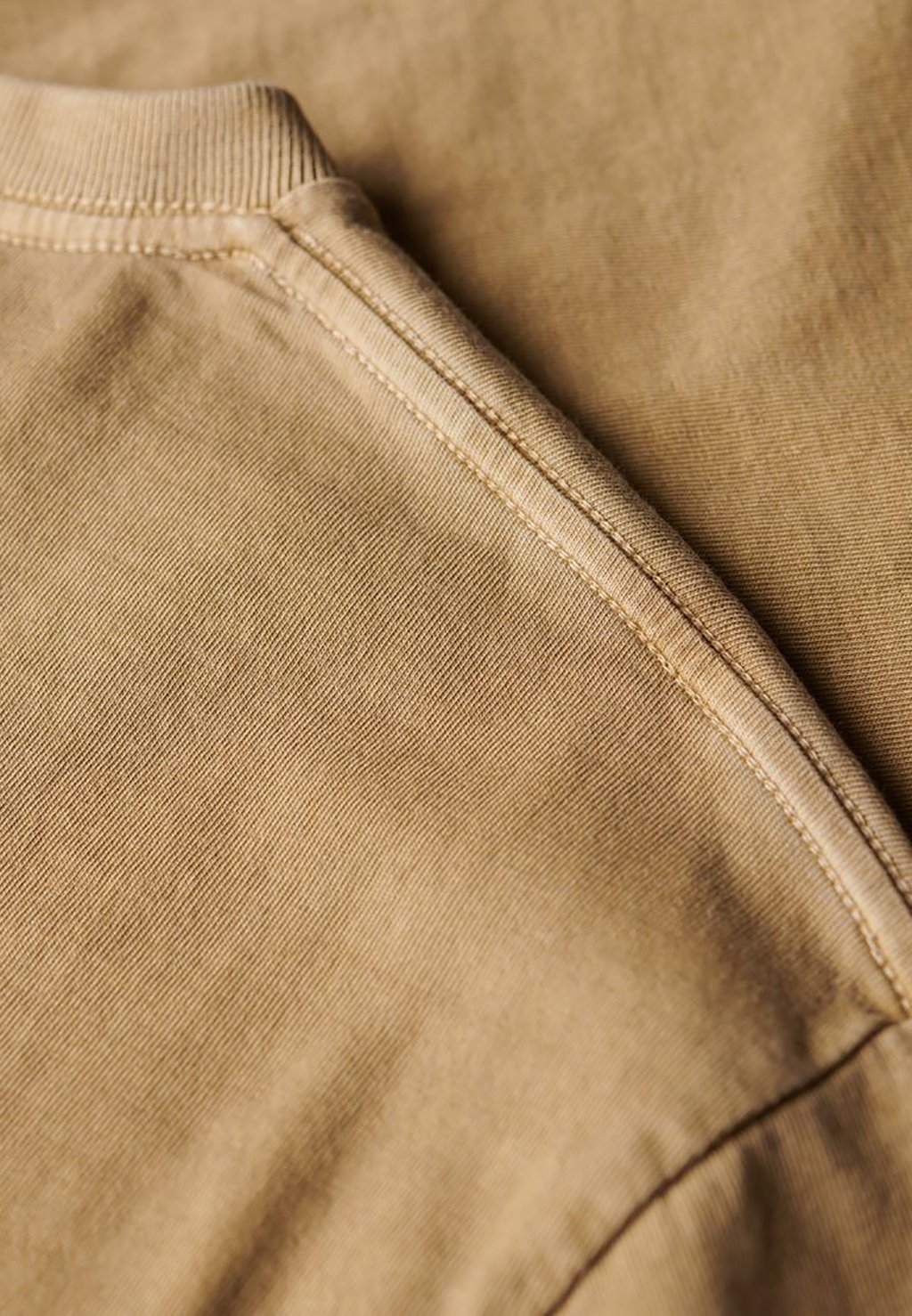

Базовая футболка CONTRAST STITCH POCKET WASHED CAPPUCCINO Superdry, хаки