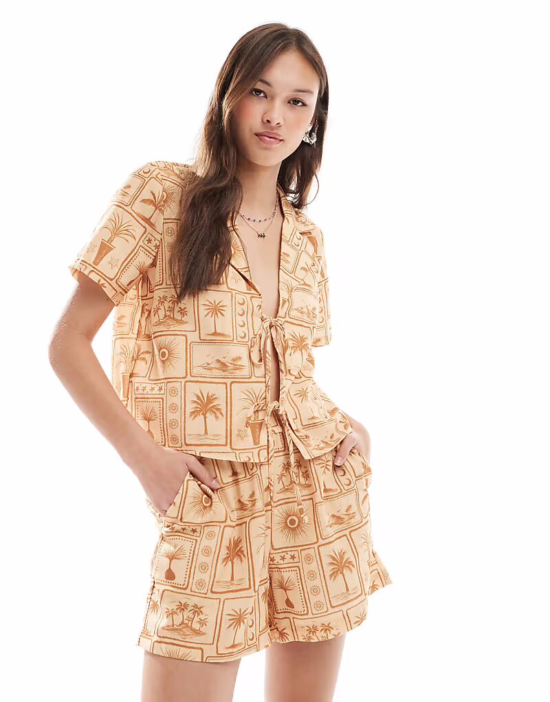 

Короткие шорты Vero Moda с тональным принтом в виде открытки