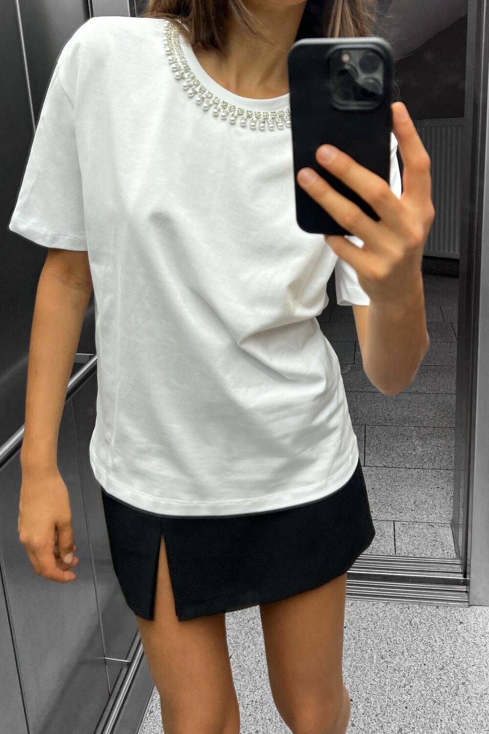 

Футболка с драгоценными декорациями ZARA, белый