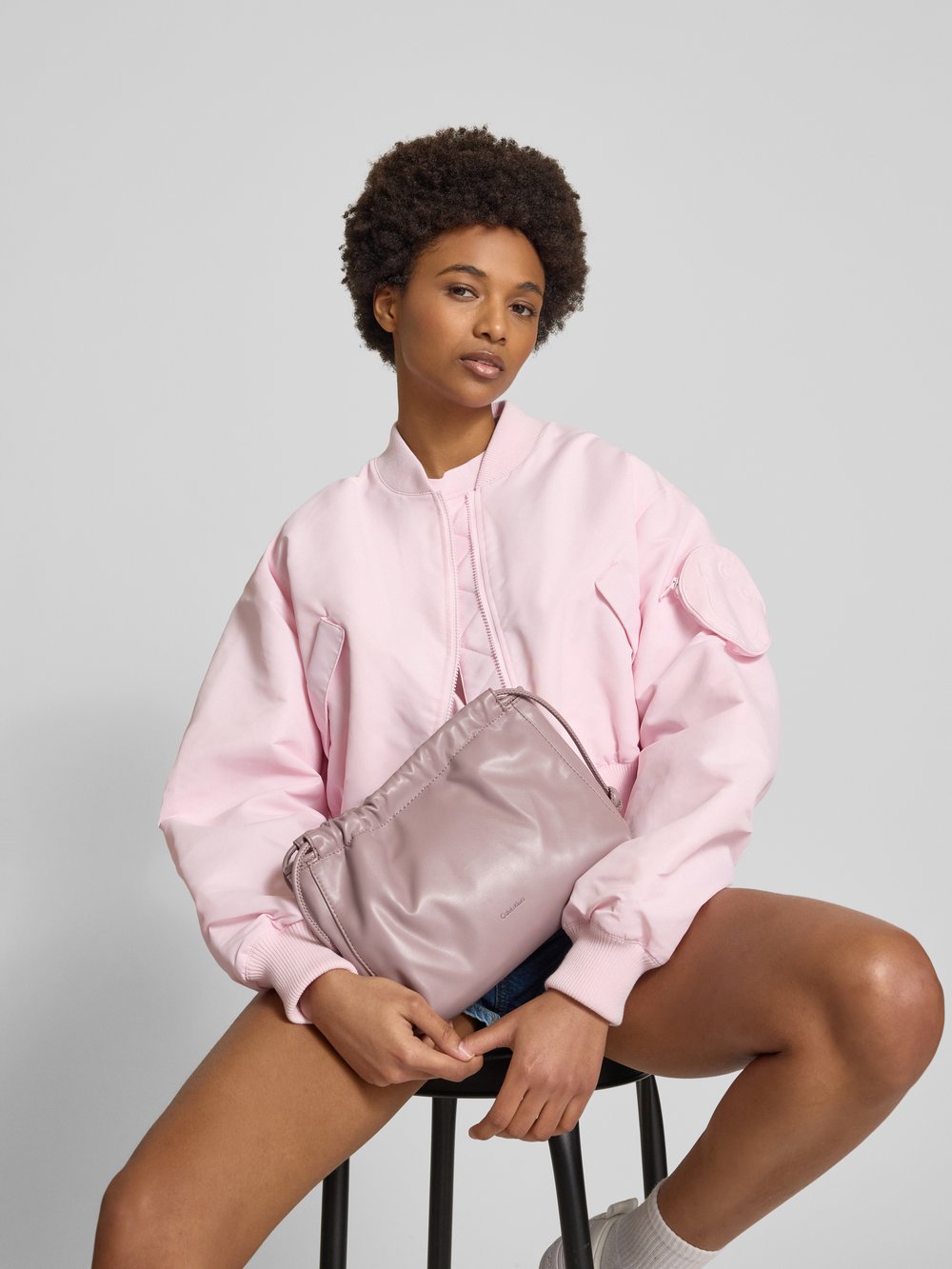 

Сумка через плечо с этикеткой Calvin Klein Jeans, сиреневый, Фиолетовый, Сумка через плечо с этикеткой Calvin Klein Jeans, сиреневый