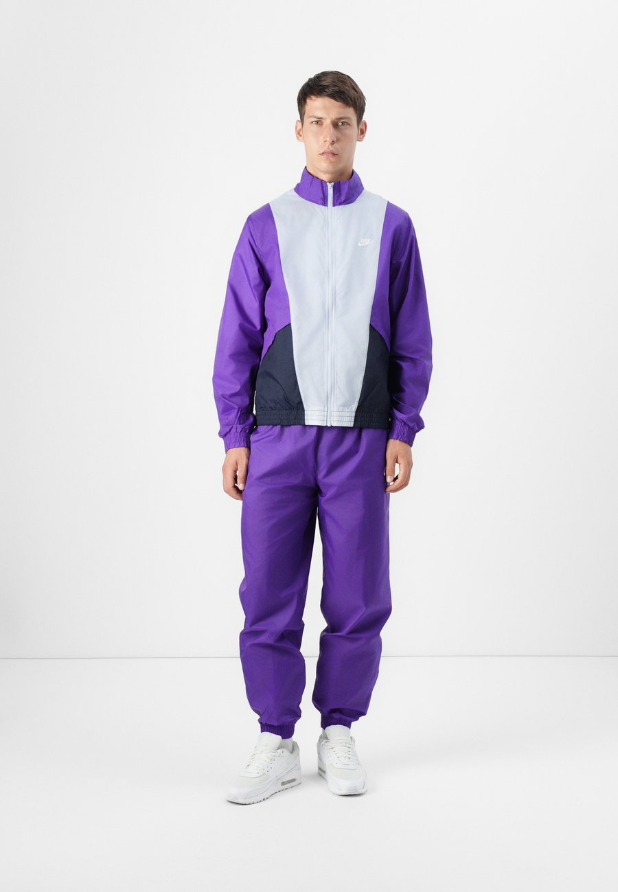 

Куртка Nike Sportswear CLUB , Wild Grape/Obsidian/Ghost/White/Bordeaux