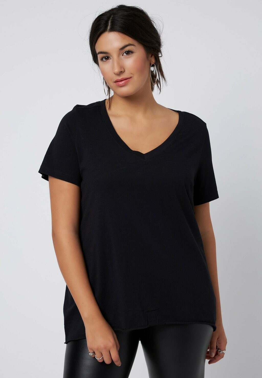 

Базовая футболка WIDE CLASSIC FIT, V-AUSSCHNITT Studio Untold, цвет schwarz