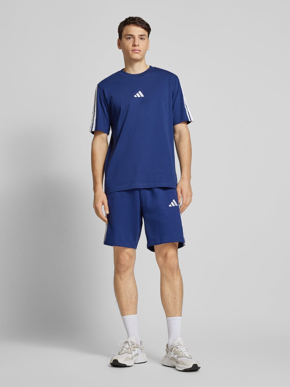 

Футболка с этикеткой ADIDAS SPORTSWEAR
