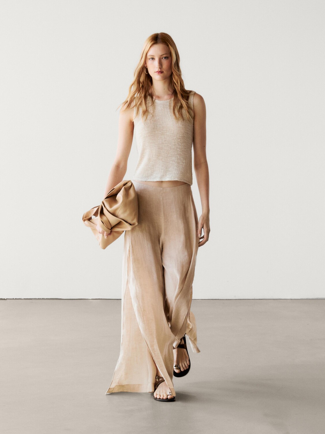 

Дубль Укороченный трикотажный топ без рукавов в рубчик Massimo Dutti, бежевый