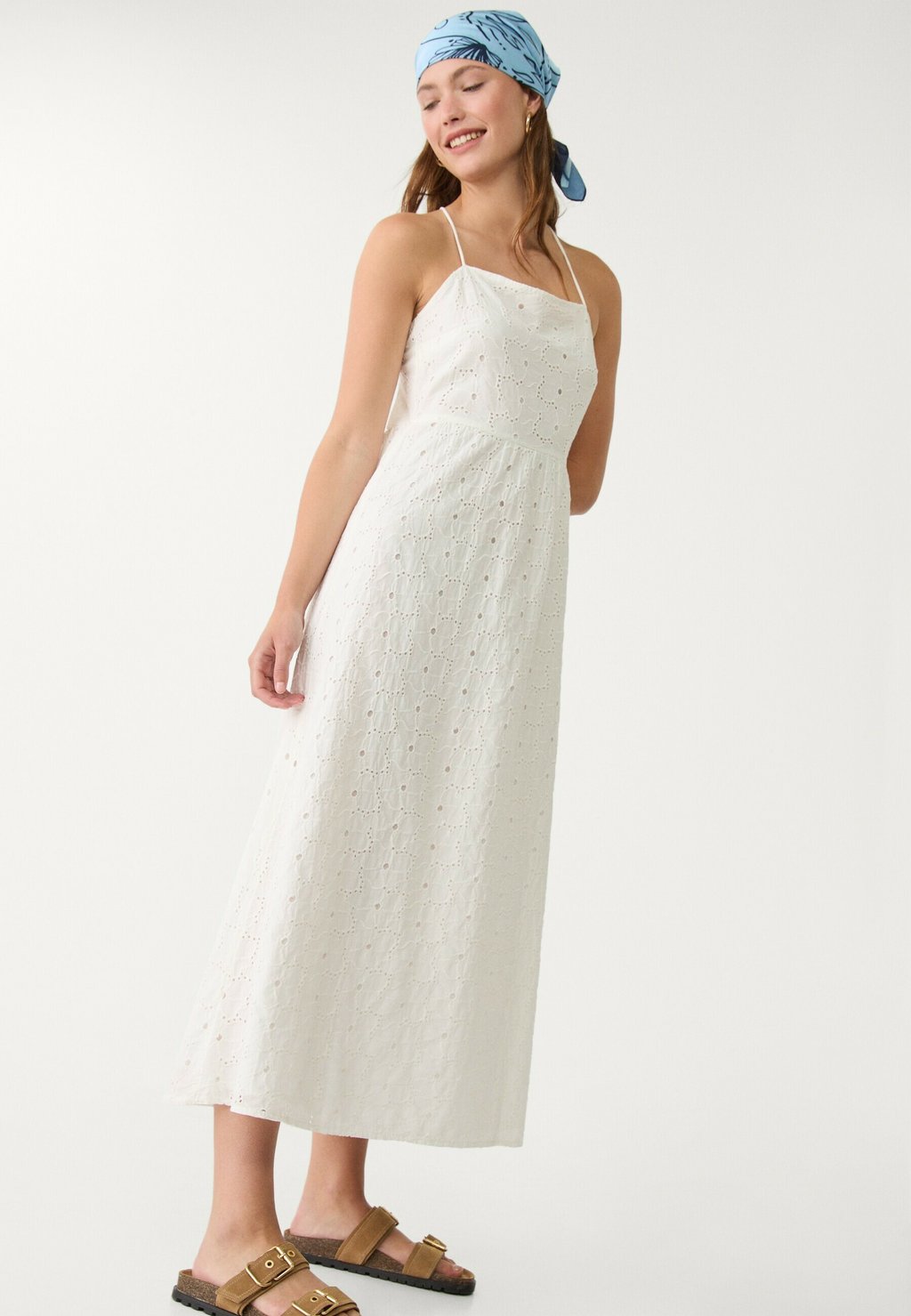 

Платье макси EMBROIDERED MIDI Stradivarius, белый