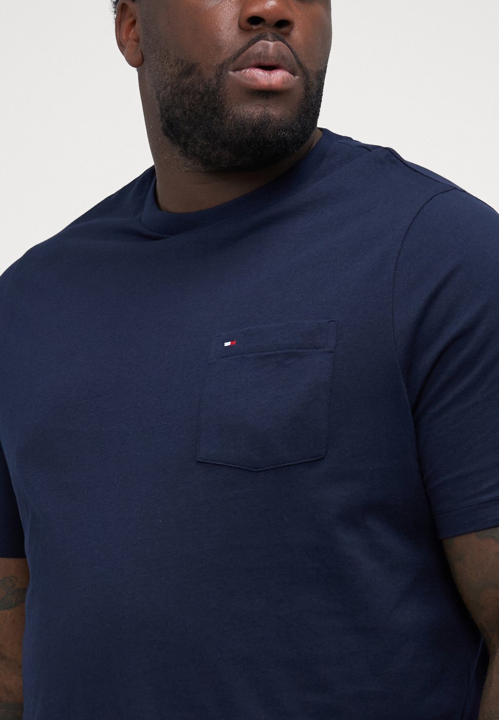 

Базовая футболка ESSENTIAL SOLID POCKET TEE Tommy Hilfiger, темно-синий