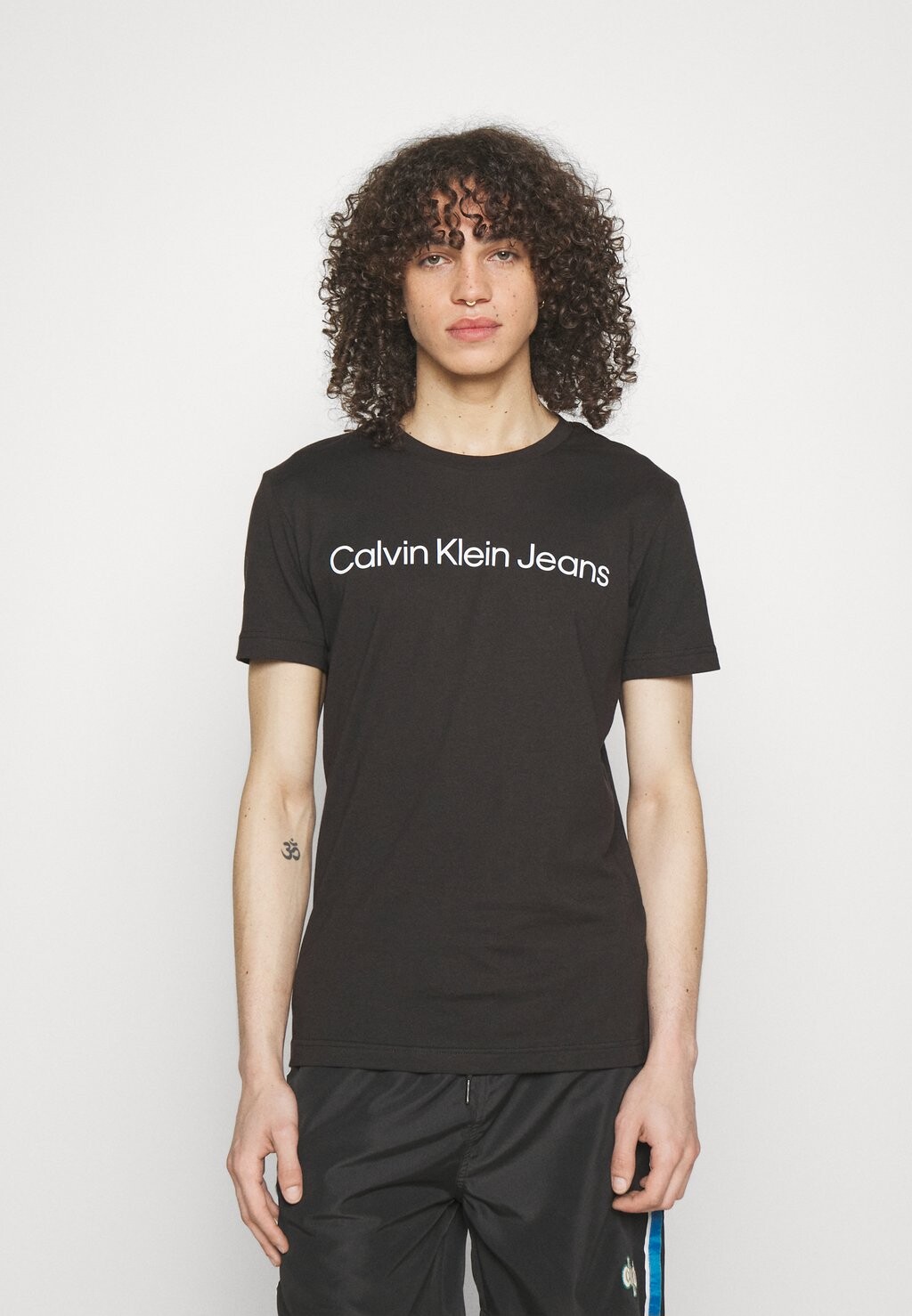 Футболка с набивным рисунком Core Institutional Logo Slim Tee Calvin Klein, zwart — фото 3