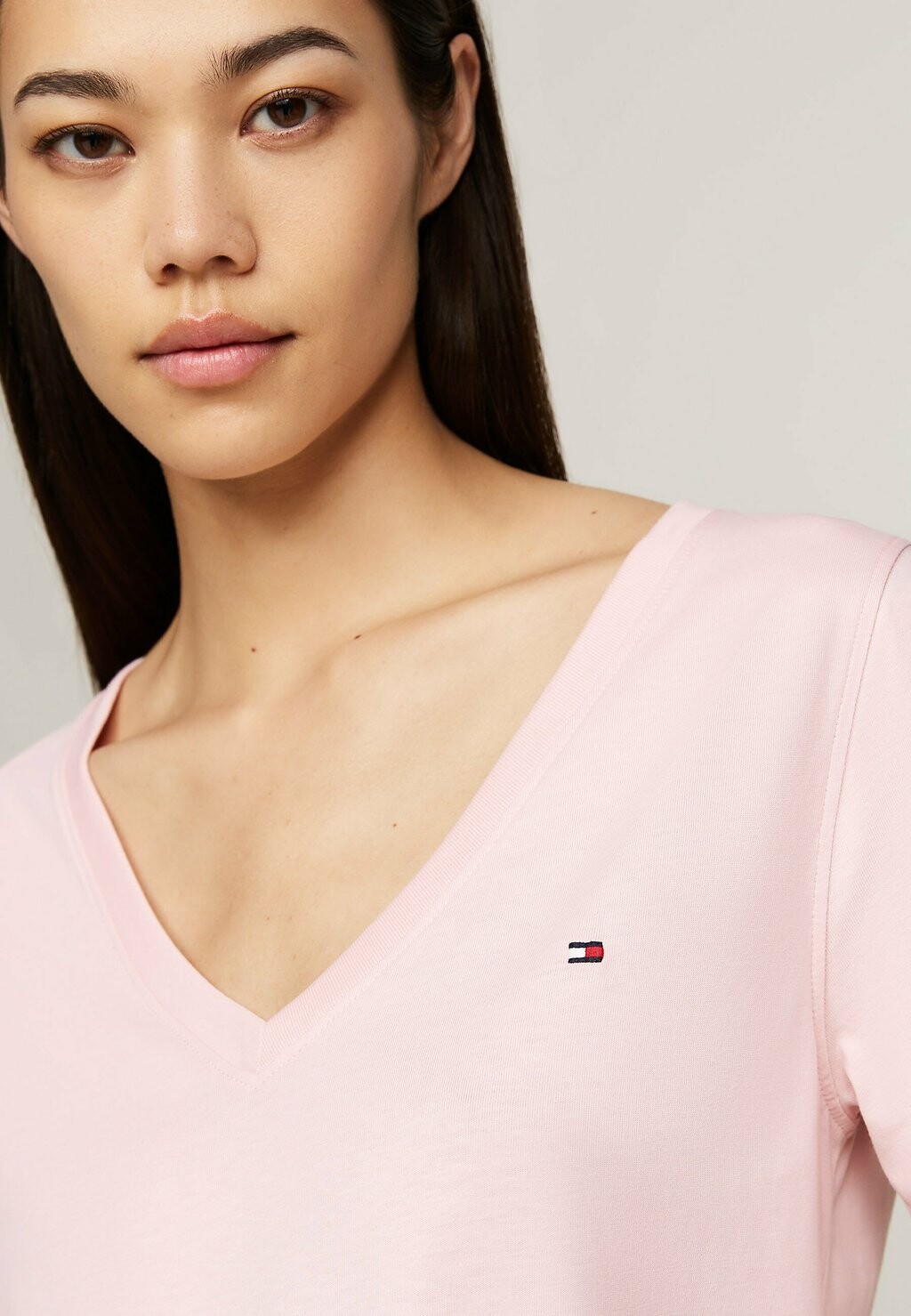 

Базовая футболка FLAG EMBROIDERY V NECK Tommy Hilfiger, фиолетовый