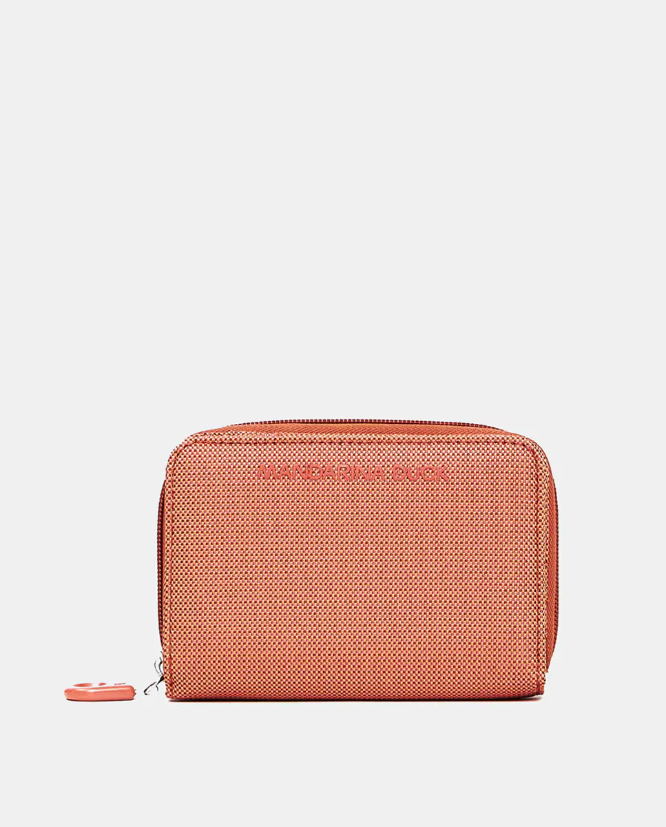 

Маленький женский кошелек Mandarina Duck черного цвета с фирменными деталями, оранжевый