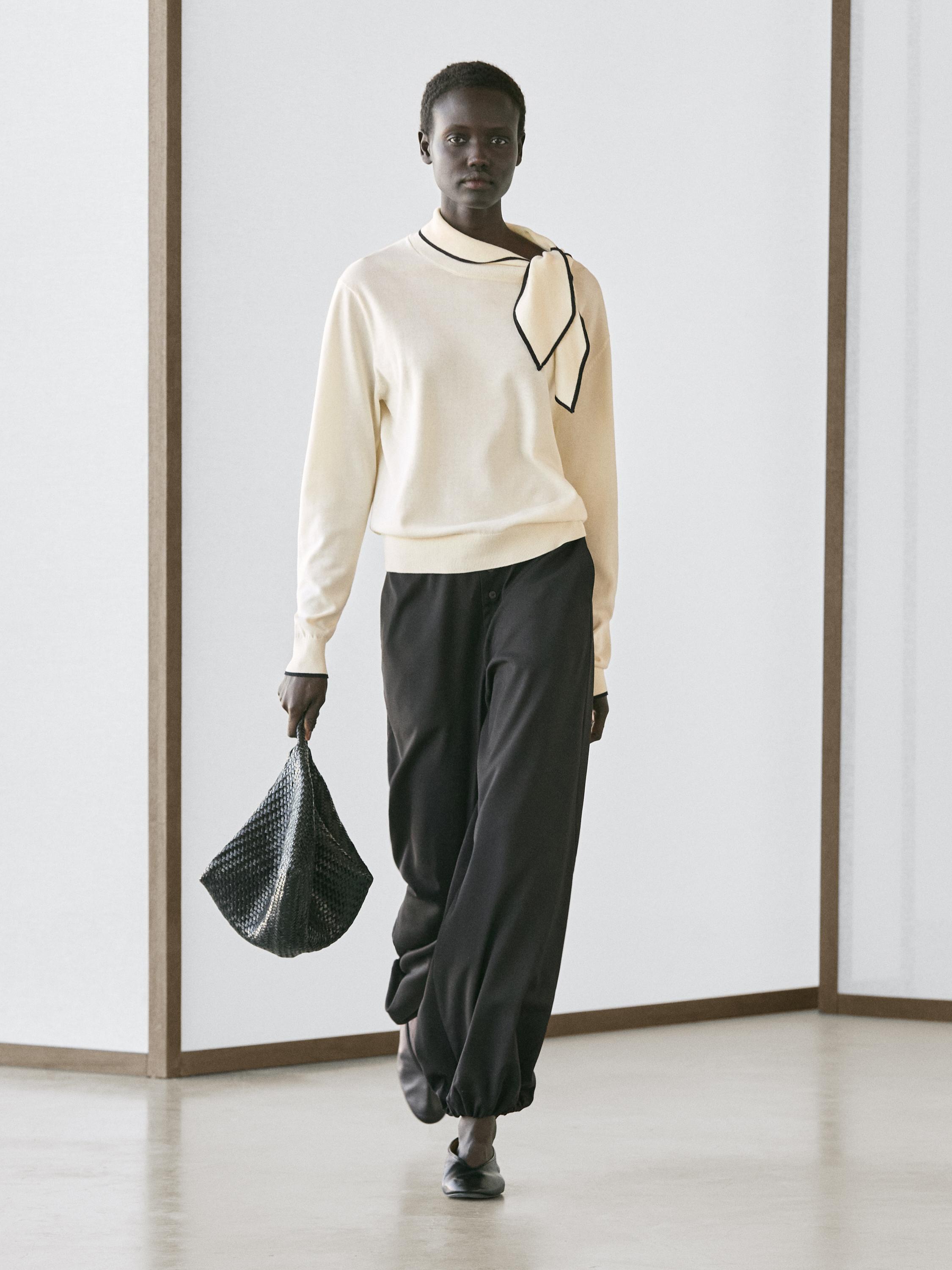 

Хлопковый вязаный свитер с деталью шарфа Massimo Dutti, cream