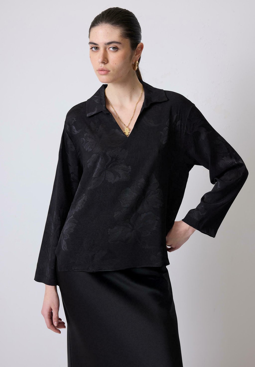 

Блуза PATTERNED V-NECK Touché Privé, черный
