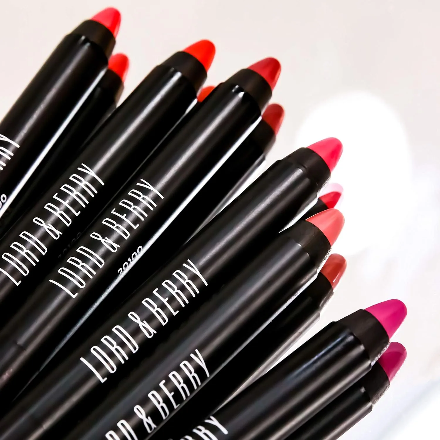 Lord & Berry 20100 Crayon Shining Lipsticks - увлажняющая помада интенсивного цвета с витамином E, веганская косметика, Confess — фото 2