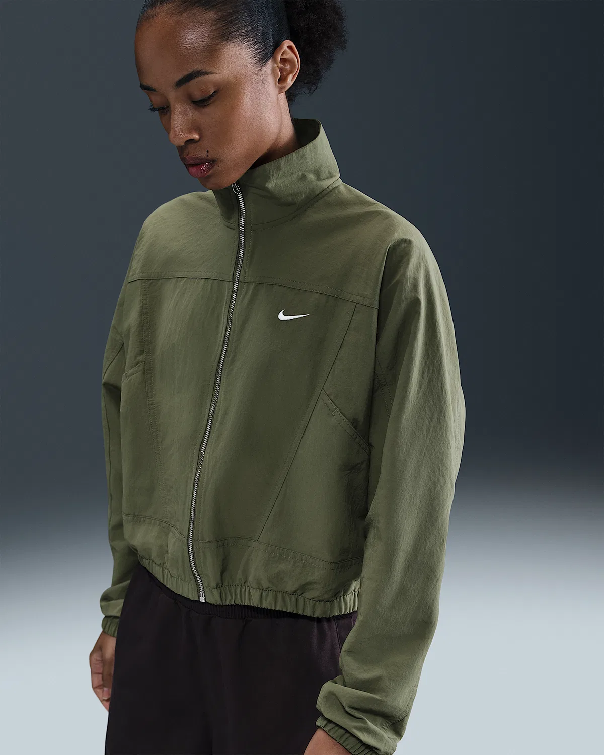 Женская свободная куртка Nike Sportswear Everything Wovens с защитой от УФ-лучей Repel, Medium Olive/Sail