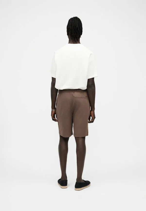 Наденьте классические брюки или шорты Calvin Klein, Warm Oak — фото 4