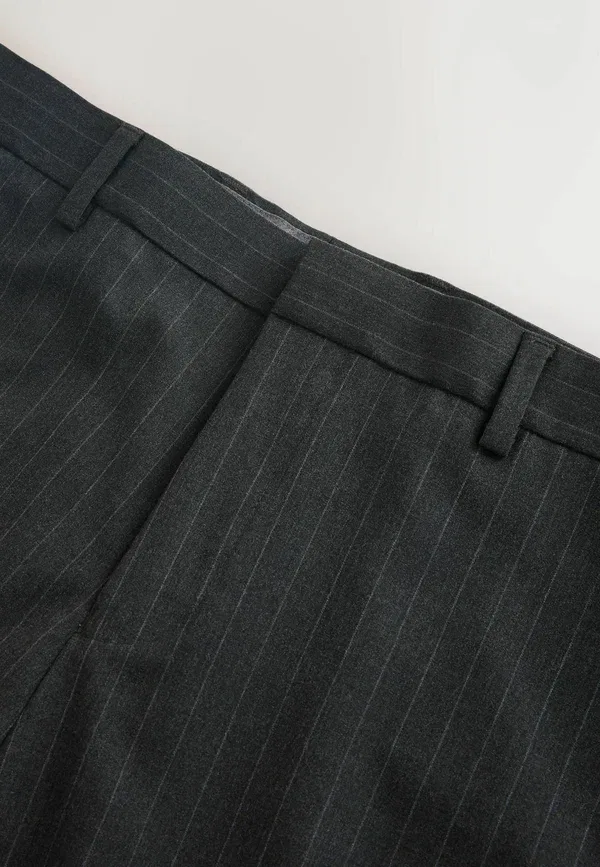 Брюки костюмные Regular Fit Muscle Fit Motionflex Stretch Stripe Suit Trousers Next, угольно-серый — фото 2
