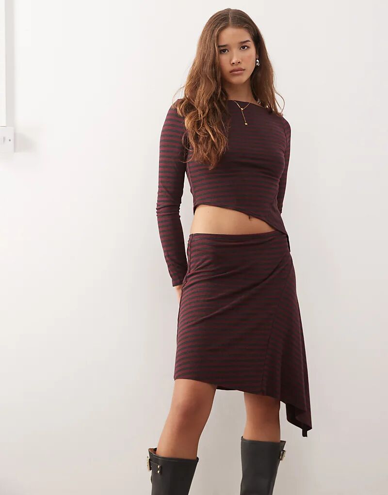 

Асимметричный полосатый топ COLLUSION бордового цвета с вставками