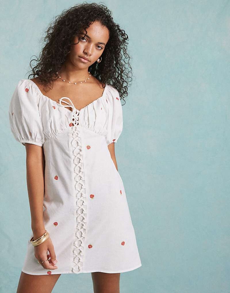 

Miss Selfridge – Кремовое мини-платье с вышитым фруктовым узором из материала, напоминающего лен