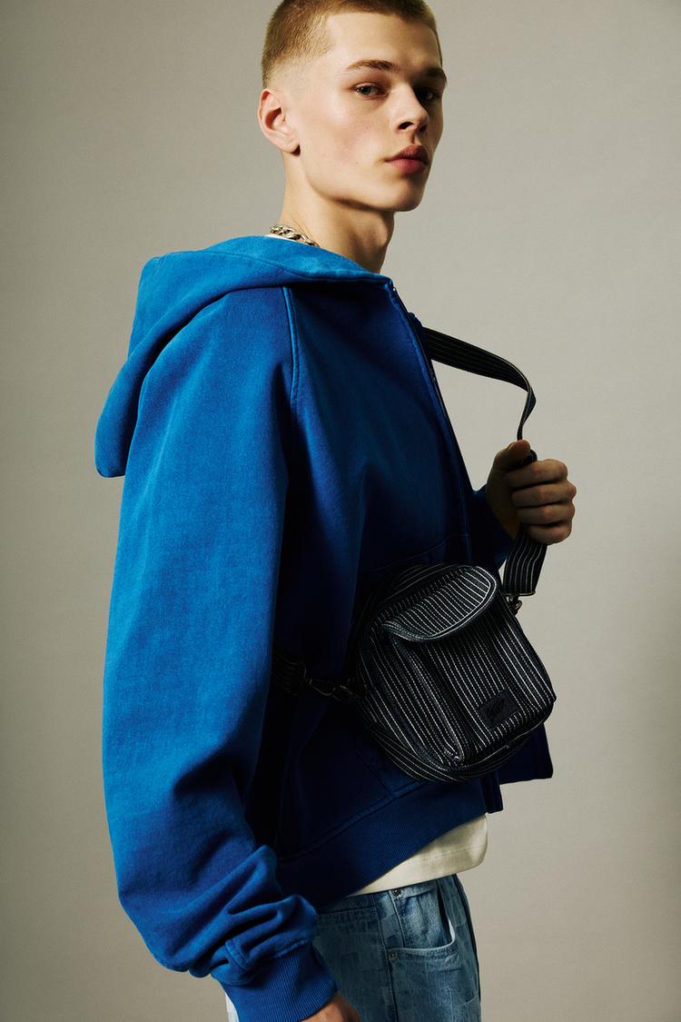 

Полосатая сумка через плечо с заклепками Pull And Bear, синий