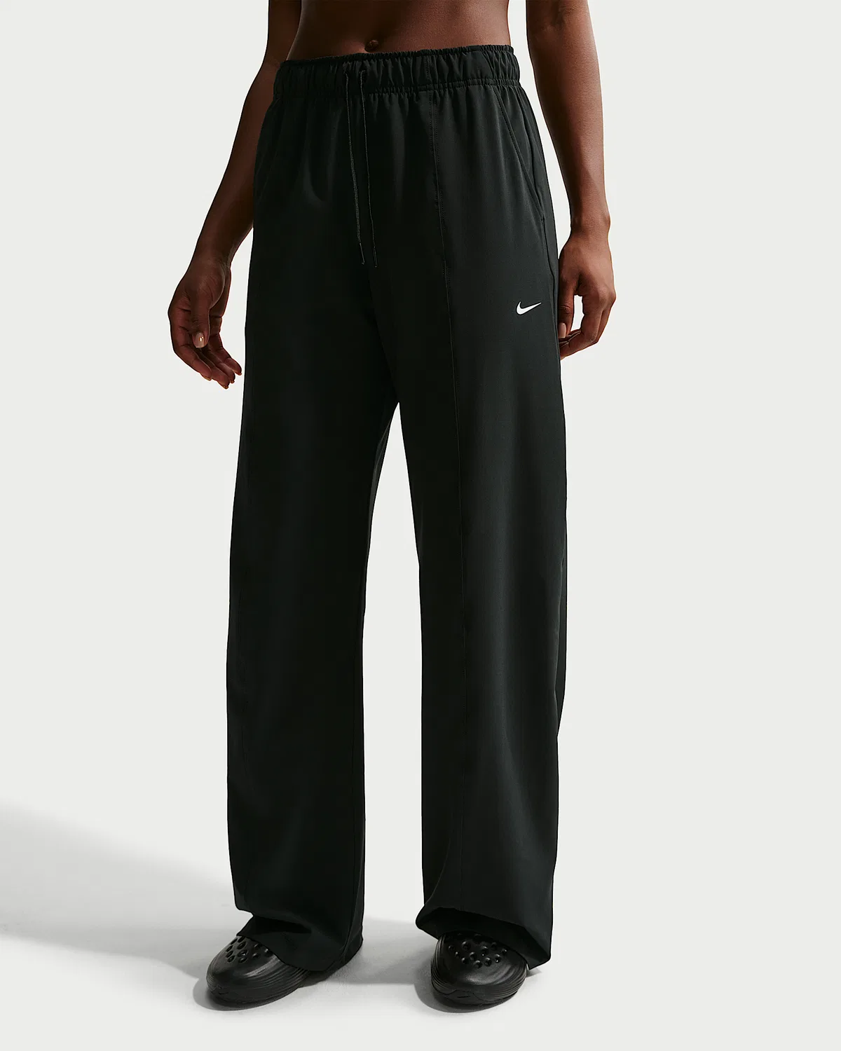Женские широкие штаны Nike One Dri-FIT Woven, Black/White — фото 2