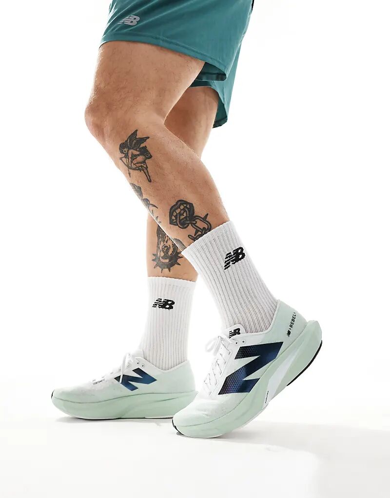 

Мужские кроссовки для бега New Balance Fuelcell Rebel V4 серого цвета
